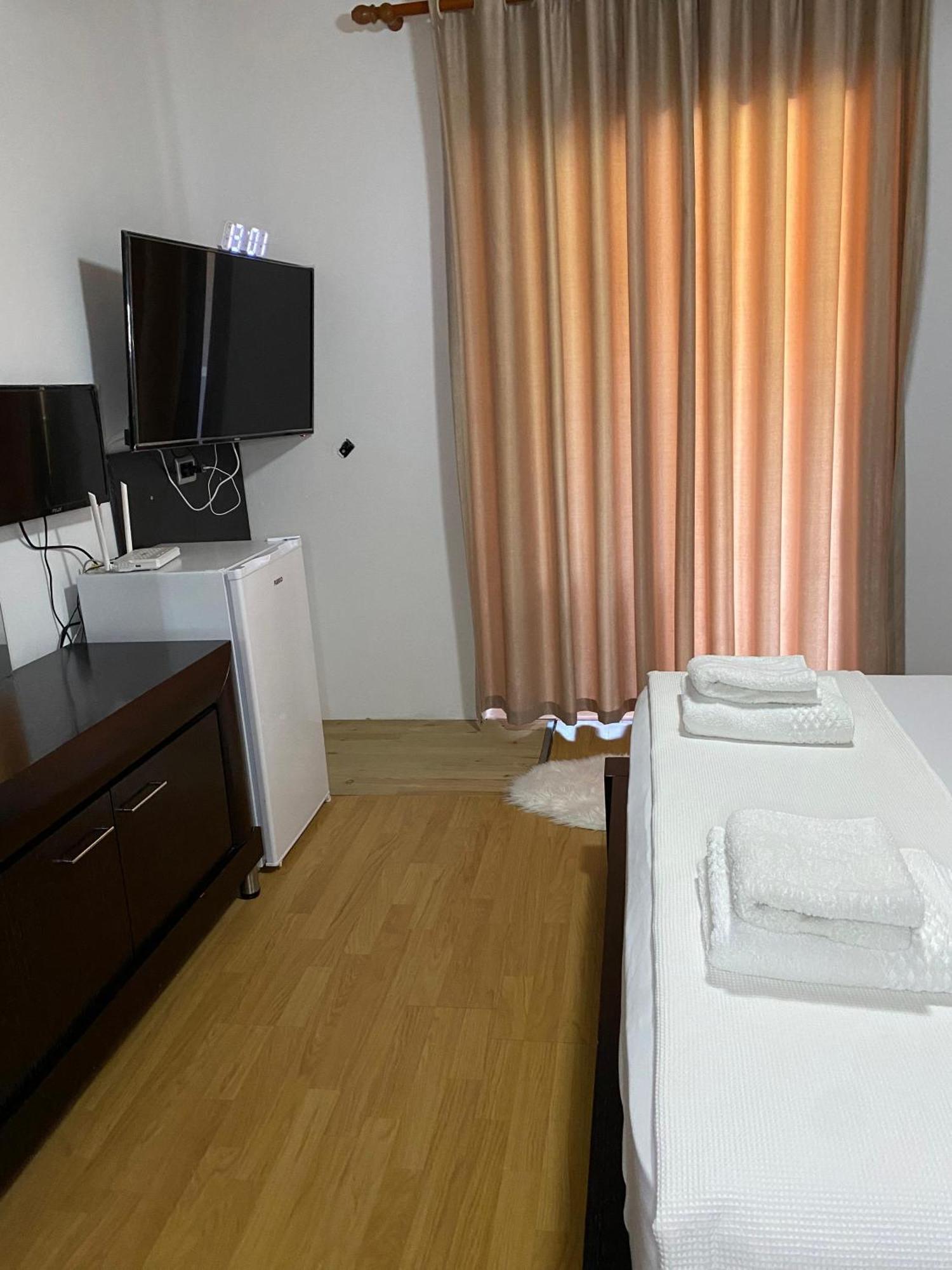 Bertis Guest House Гирокастра Экстерьер фото