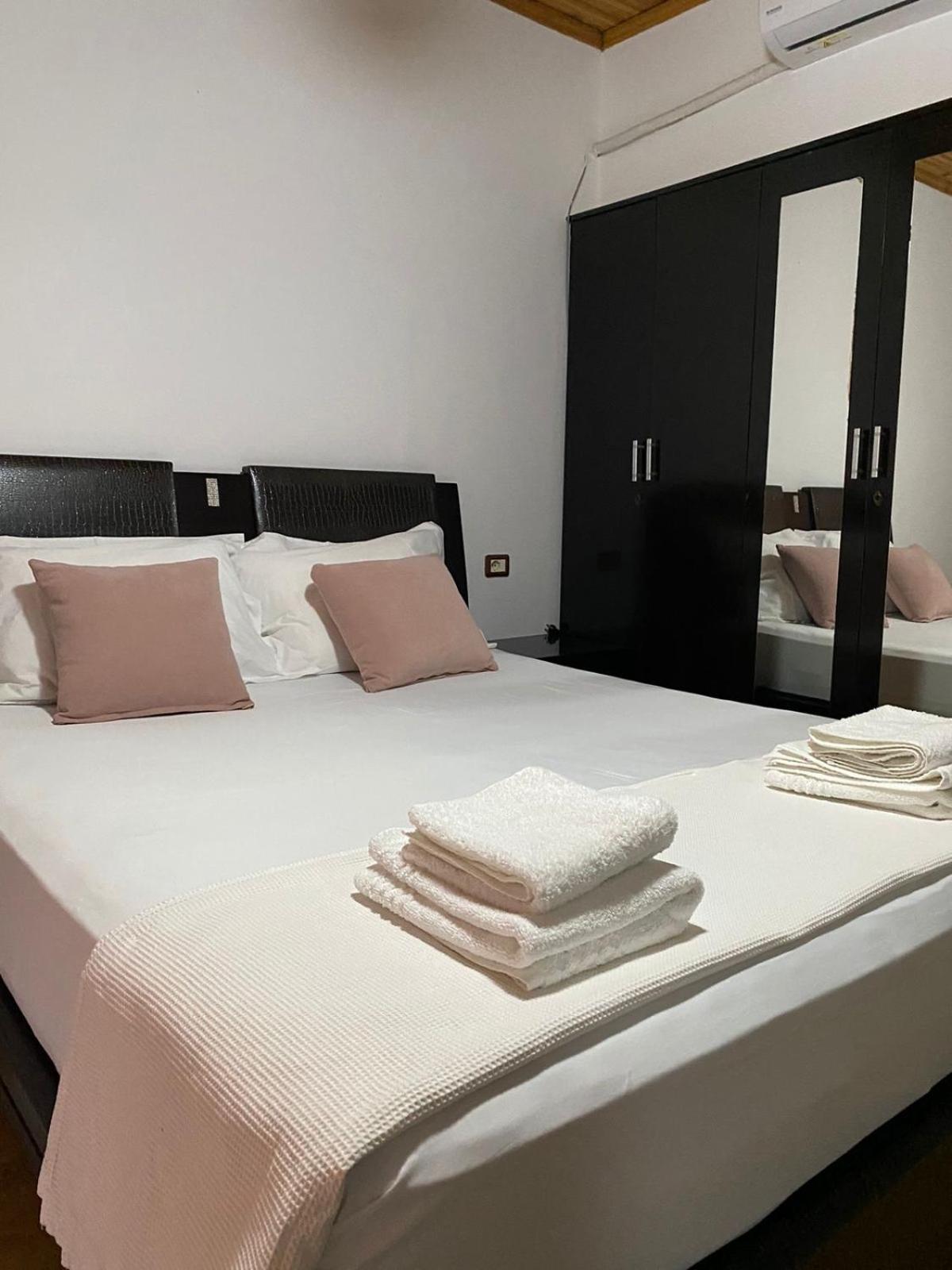 Bertis Guest House Гирокастра Экстерьер фото